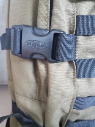 Mochila Eastpak verde militar