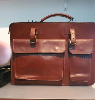 Cartera de cuero marrón para documentos