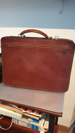 Cartera de cuero marrón para documentos