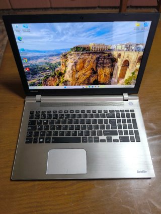 Portátil Toshiba i7, 8 Gb Ram,256 Gb SSD.Seminuevo