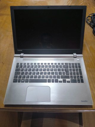 Portátil Toshiba i7, 8 Gb Ram,256 Gb SSD.Seminuevo