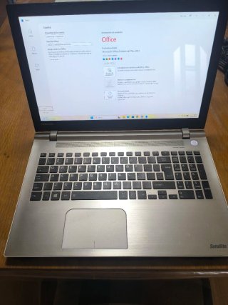 Portátil Toshiba i7, 8 Gb Ram,256 Gb SSD.Seminuevo