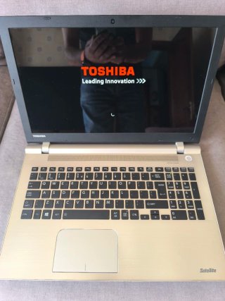 Portátil Toshiba i7, 8 Gb Ram,256 Gb SSD.Seminuevo
