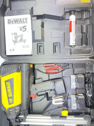 Clavadora Dewalt C5