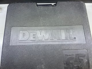 Clavadora Dewalt C5
