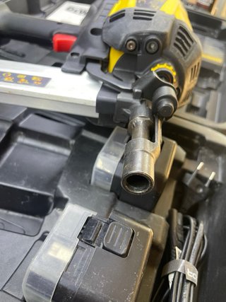 Clavadora Dewalt C5