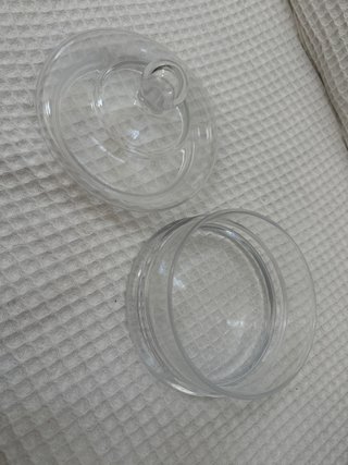 Bombonera de cristal con tapa.