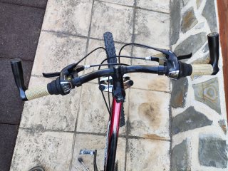Bicicleta juvenil roja y blanca