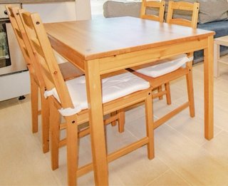 Mesa de madera con 4 sillas