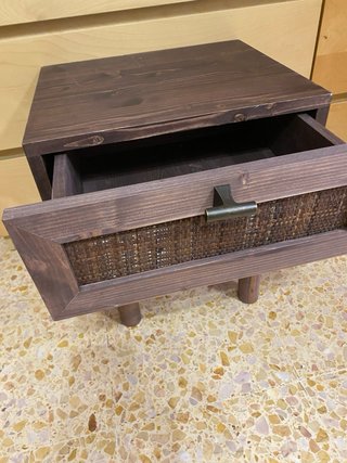 Tavolino ausiliario in legno e vimini