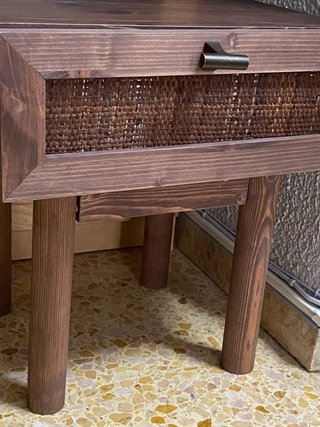 Tavolino ausiliario in legno e vimini