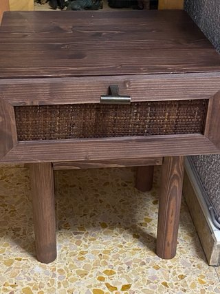 Tavolino ausiliario in legno e vimini
