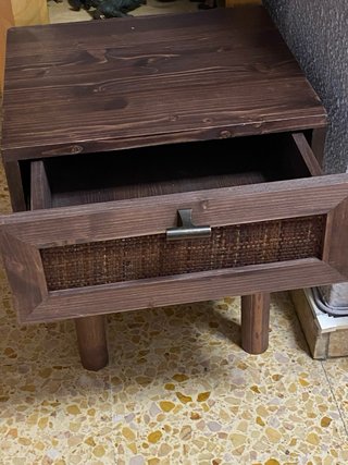 Tavolino ausiliario in legno e vimini
