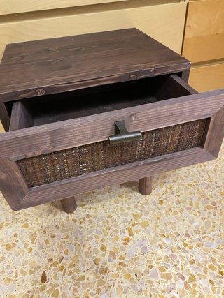 Tavolino ausiliario in legno e vimini