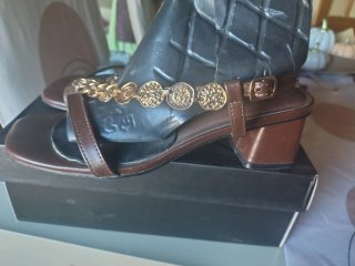 Sandalias marrones con detalle dorado