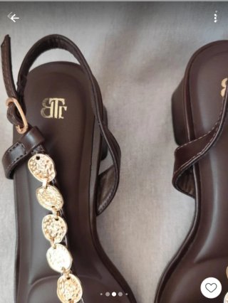 Sandalias marrones con detalle dorado