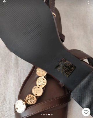 Sandalias marrones con detalle dorado