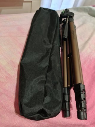 Trípode Amazon Basics con funda