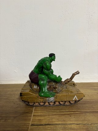 Figura Hulk en Tanque