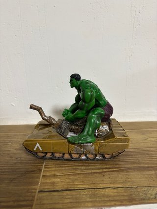 Figura Hulk en Tanque