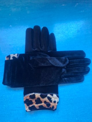 Guantes de invierno negros con estampado animal