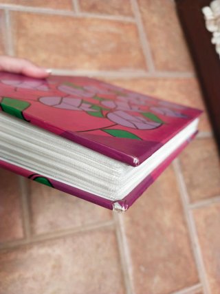 Álbum de fotos morado con flores
