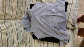 Camiseta sin mangas gris con capucha