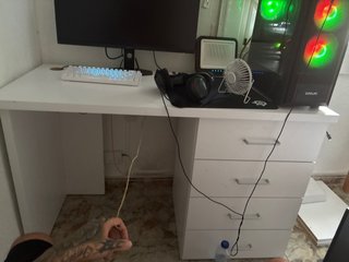 Mesa de escritorio blanca