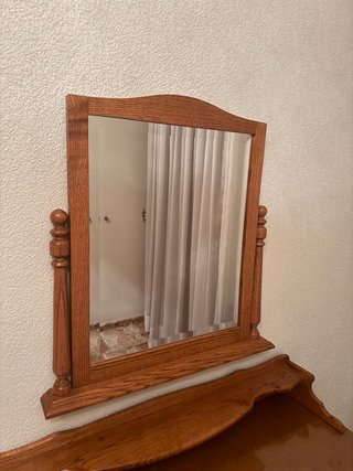 Cómoda de madera con espejo