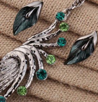 Collar babero plata tibetana cristales pavo real