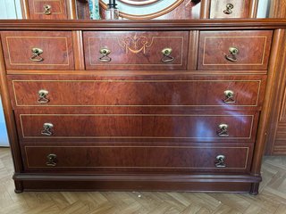 Tocador de madera con detalles dorados