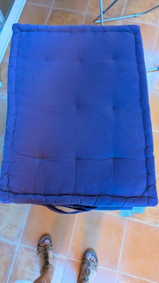 2 cojines morado oscuro para suelo o terraza.