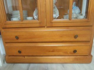 Vitrina de madera con puertas de cristal