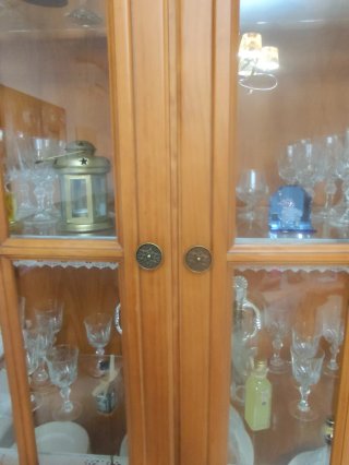 Vitrina de madera con puertas de cristal