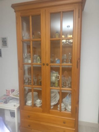 Vitrina de madera con puertas de cristal