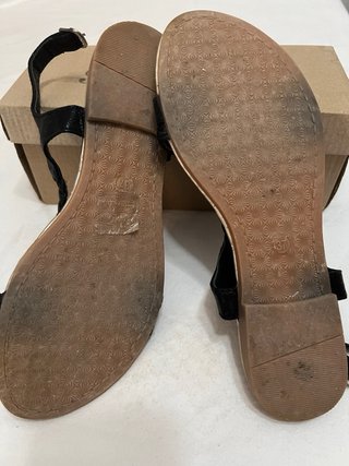 Sandalias Pezzano Negras y Doradas
