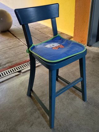 Silla alta infantil azul con cojín