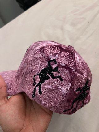 Gorra Morada con Diseño de Demonio