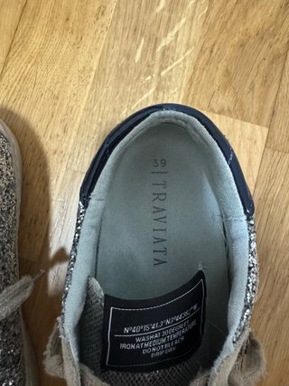 Zapatillas con brillo plateado
