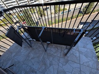 Tumbona reclinable y plegable con toldo regulable.