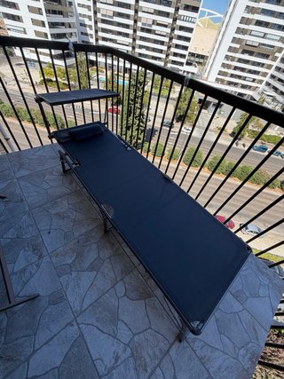 Tumbona reclinable y plegable con toldo regulable.