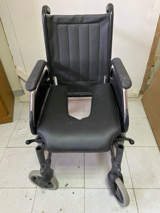 Silla de ruedas negra plegable