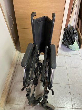Silla de ruedas negra plegable