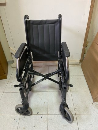 Silla de ruedas negra plegable
