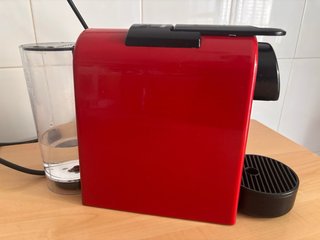 Cafetera Nespresso Essenza Mini Roja