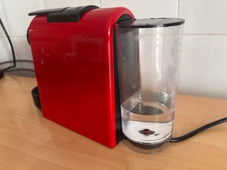 Cafetera Nespresso Essenza Mini Roja