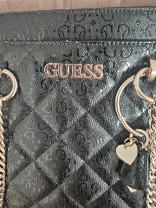 Bolso negro Guess acolchado con su guardapolvo