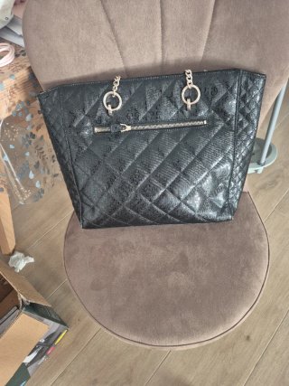 Bolso negro Guess acolchado con su guardapolvo
