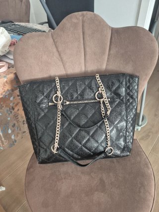 Bolso negro Guess acolchado con su guardapolvo
