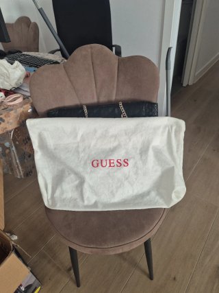 Bolso negro Guess acolchado con su guardapolvo